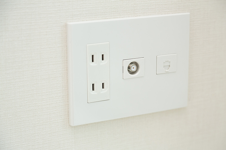 LANケーブルなどの差込口が備え付けられたコンセント