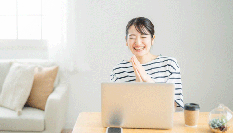 喜ぶ女性
