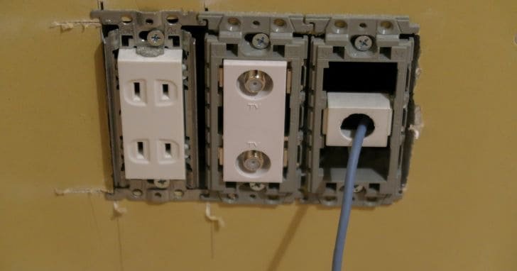 工事中でカバーのかかっていない光コンセント