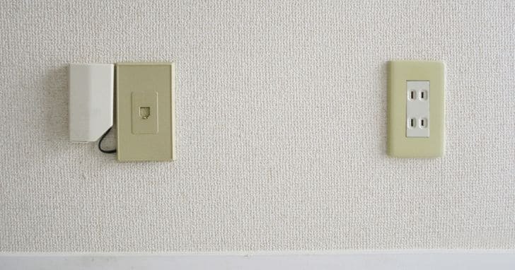 光コンセントが増設されたモジュラージャックと電気コンセントの画像