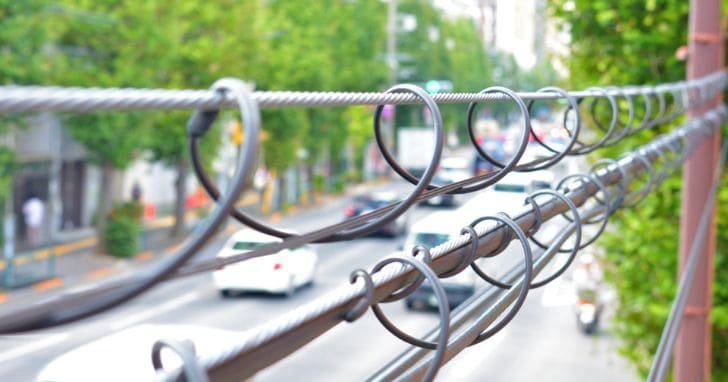 道路沿いの空中に渡された通信ケーブル