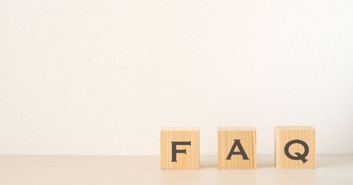 FAQと1文字ずつ書かれた積み木