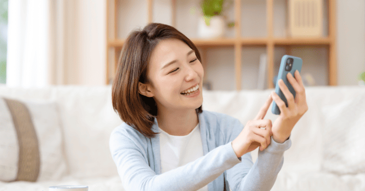 スマホを楽しむ女性イメージ